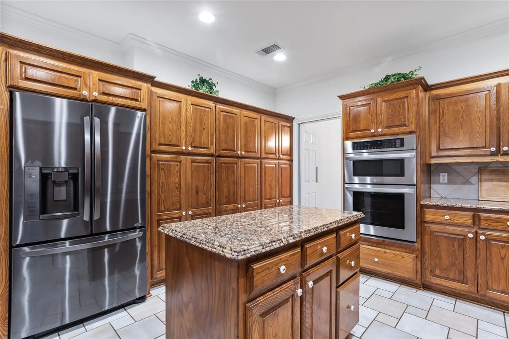 2100 Deer Run, Denison
