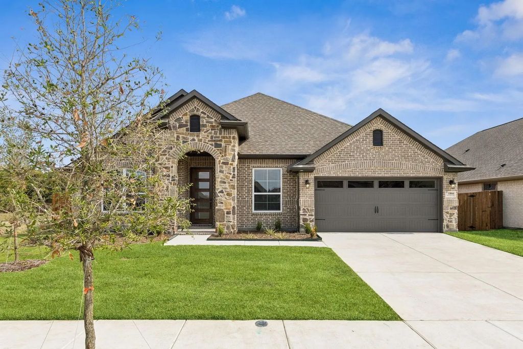 1866 Silver Birch Road, Waxahachie