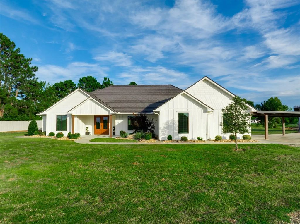 2087 Farm Road 1510, Brookston