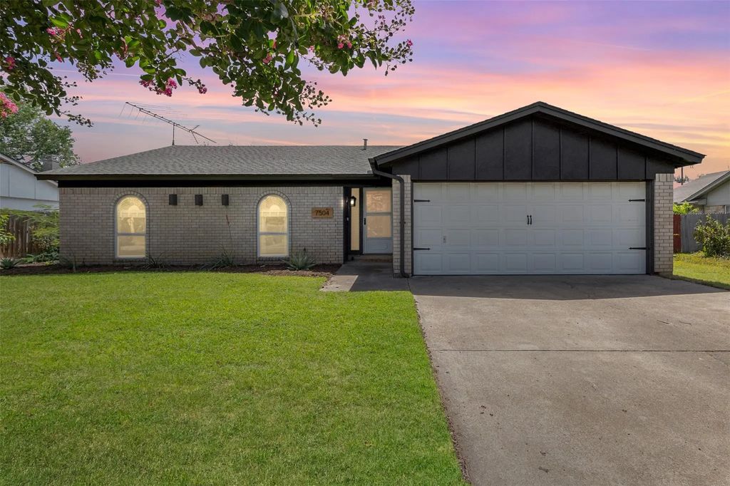7504 Oak Ridge Drive, North Richland Hills