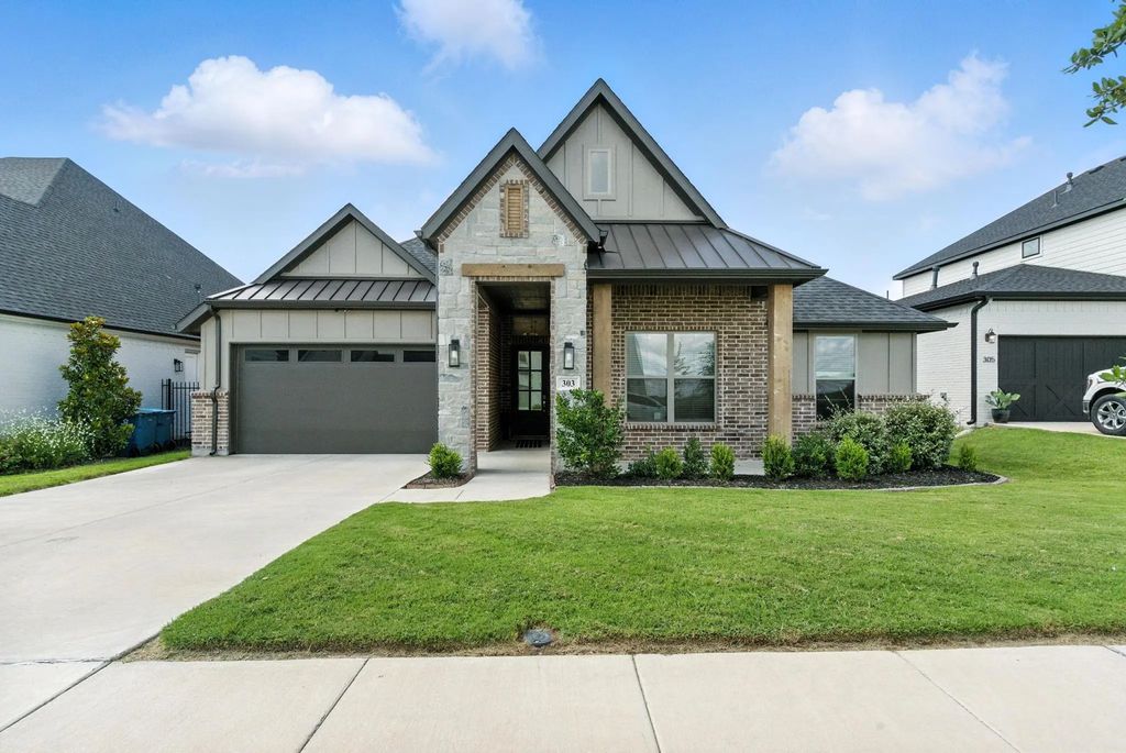 303 Highland Court, Aledo