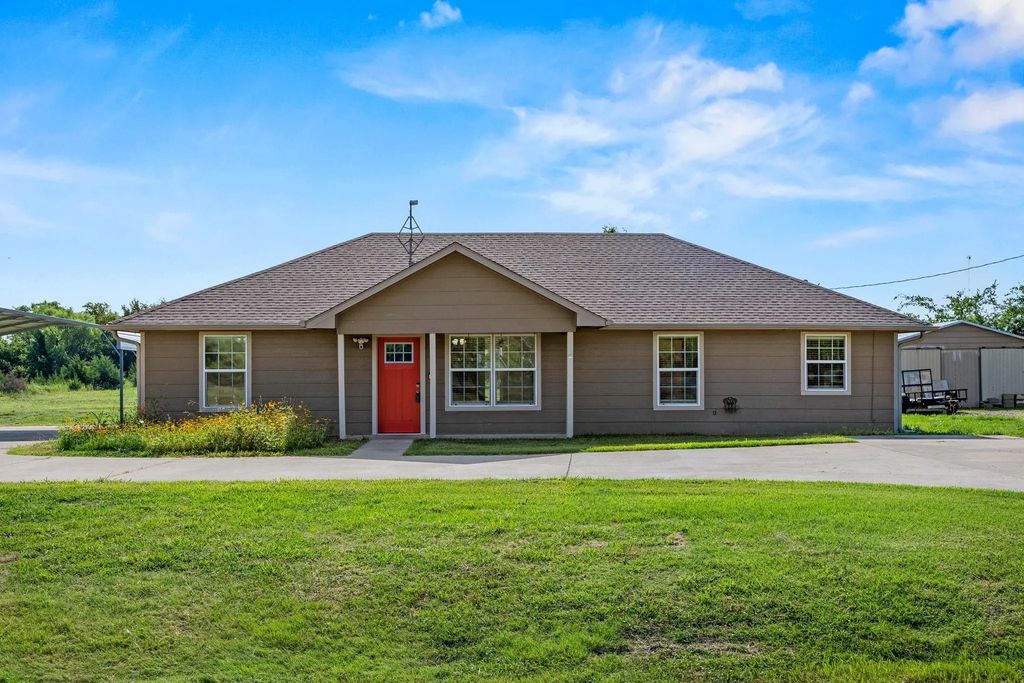 818 N Main Street, Dodd City