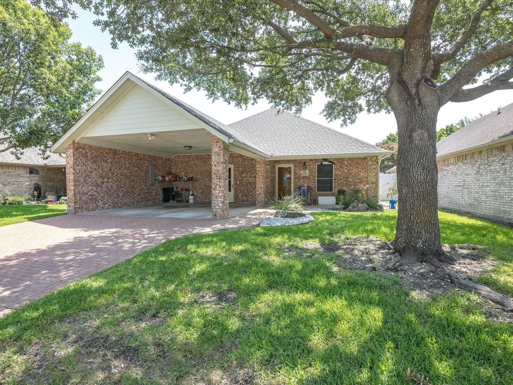 102 Royal Crest Court, Red Oak