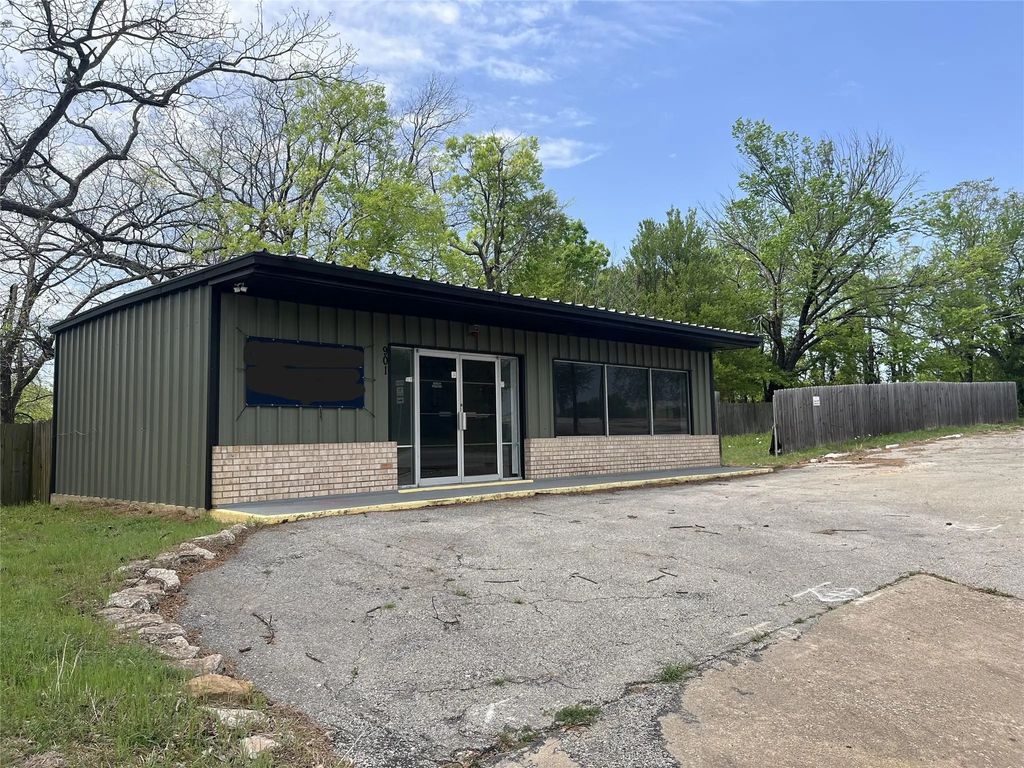 901 N Tone. Avenue, Denison