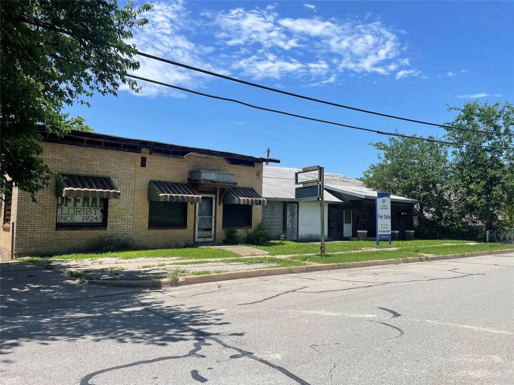 908-910 S Tennessee Street, McKinney