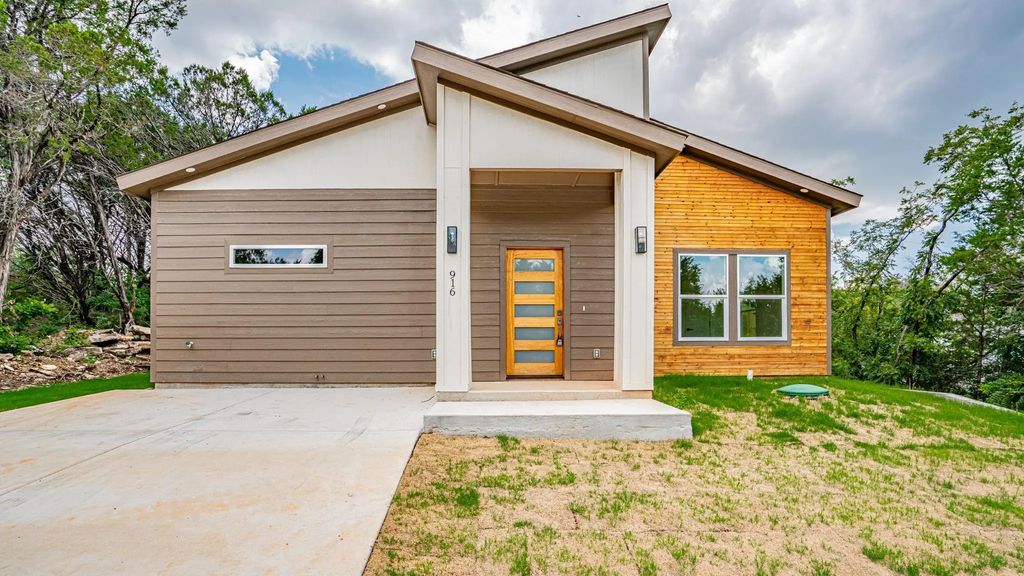 916 Colorado River Drive, Granbury
