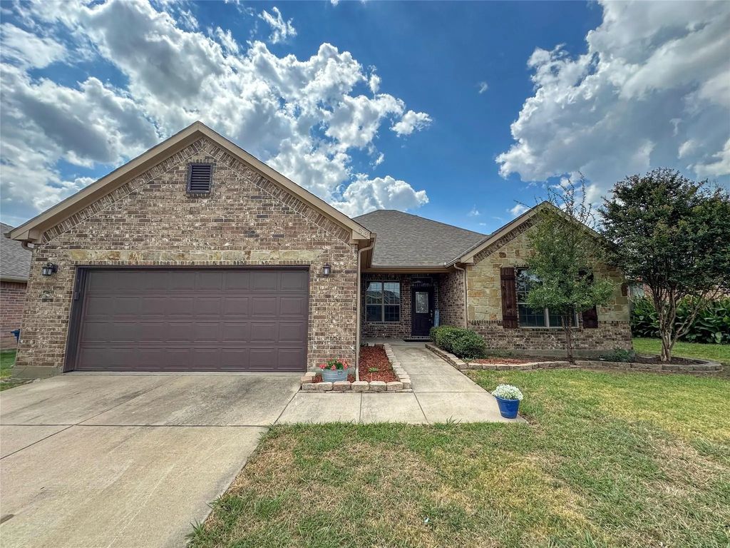 313 Valley Drive, Aubrey
