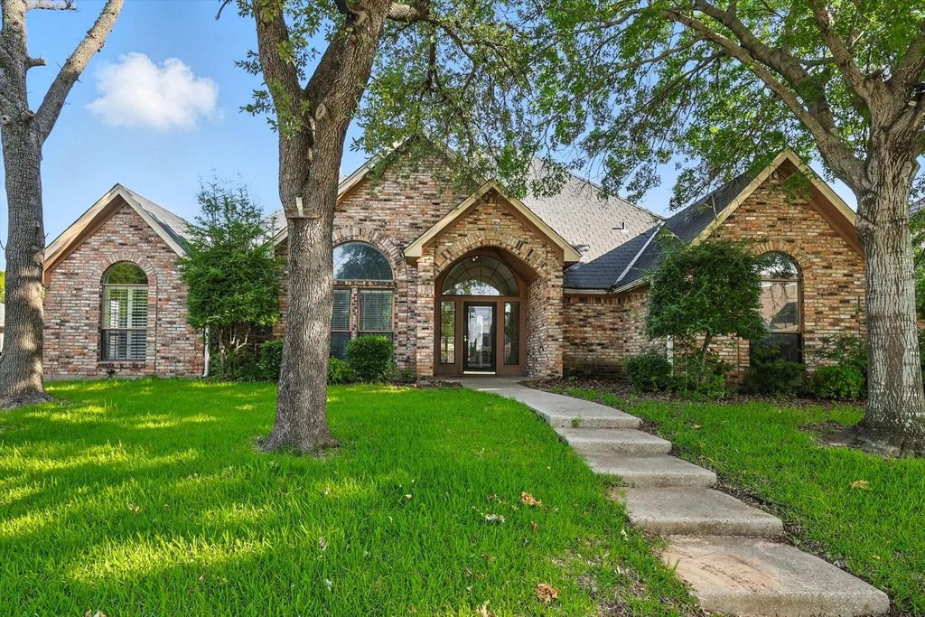 709 Trail Lake Drive, Euless