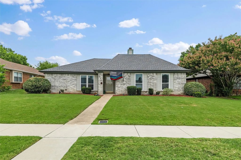 1613 Autumn Breeze Lane, Lewisville