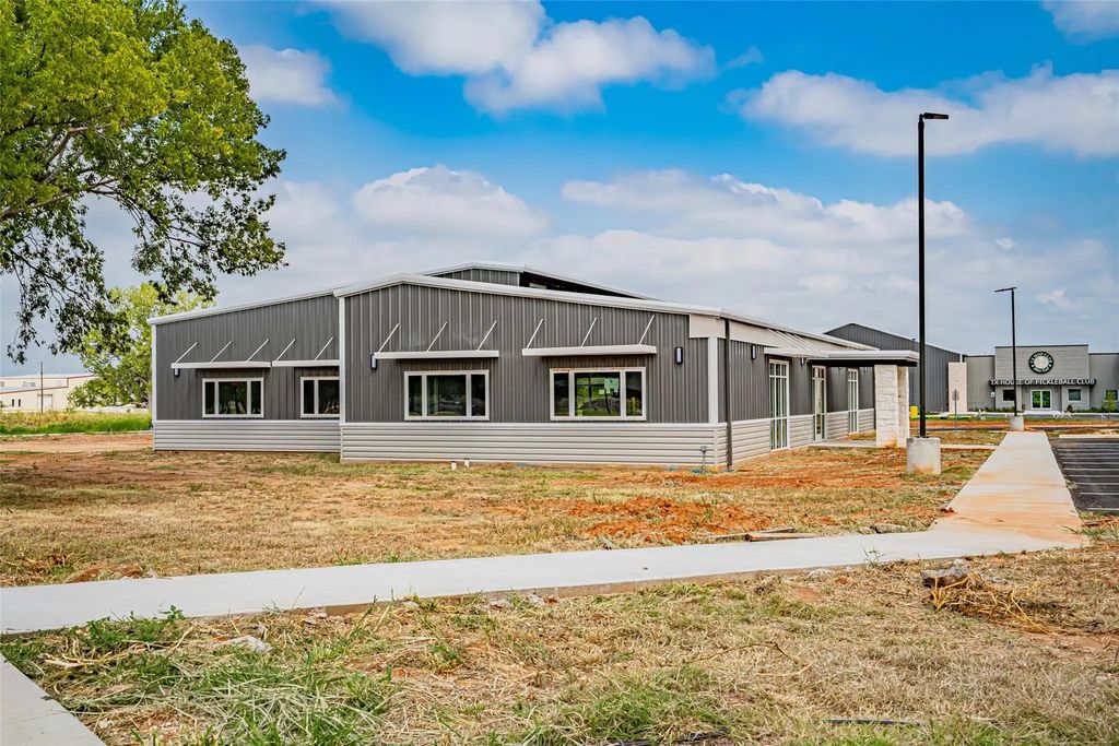901 Tucker Way, Granbury