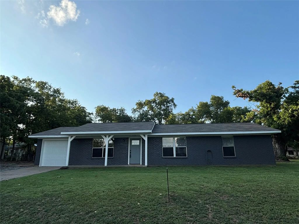 423 E 5th Street, Bonham