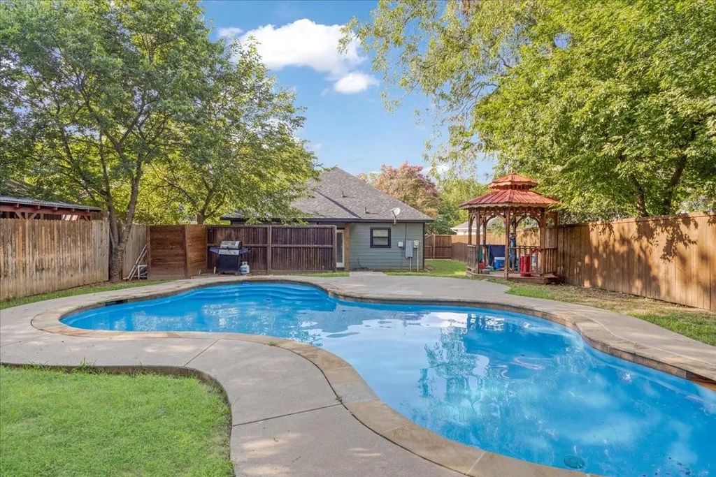 408 W Day Street, Denison