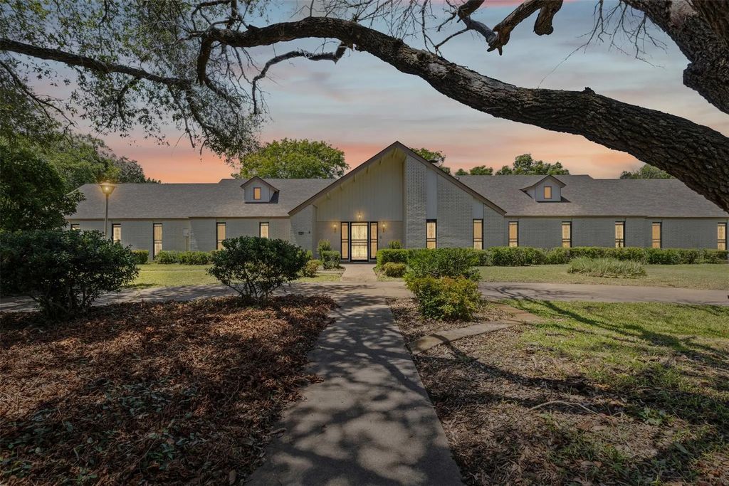 1204 W Westhill Drive, Cleburne