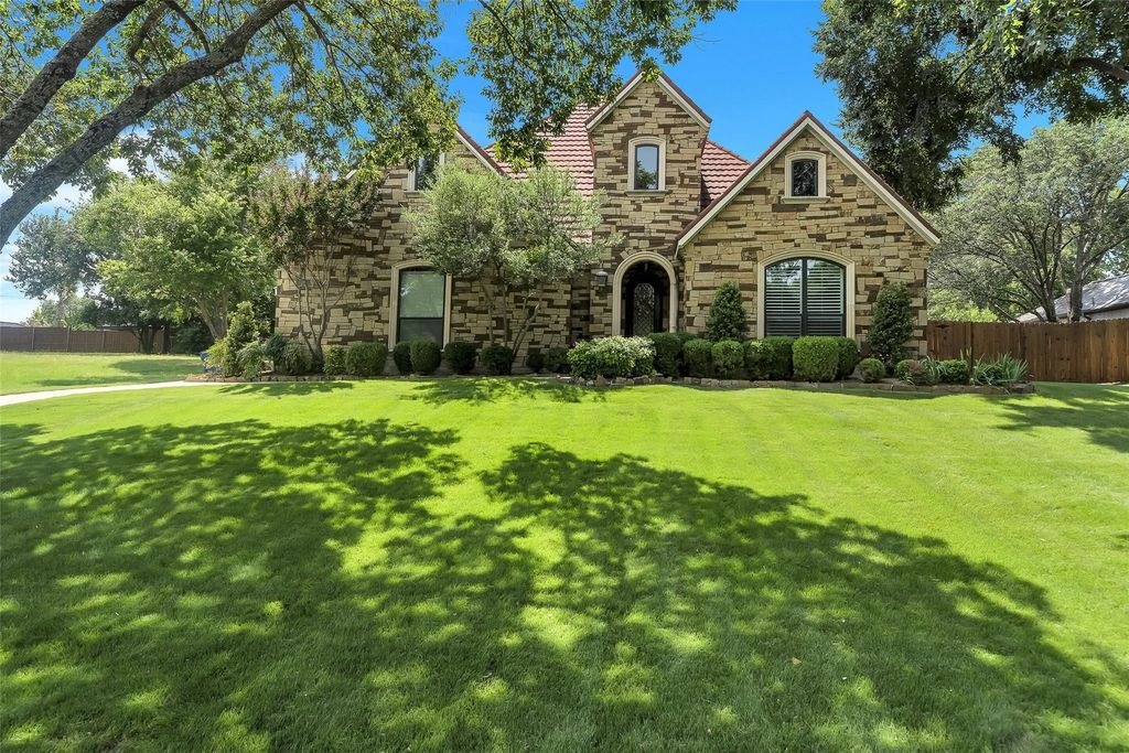 8917 Crest Wood Drive, Fort Worth