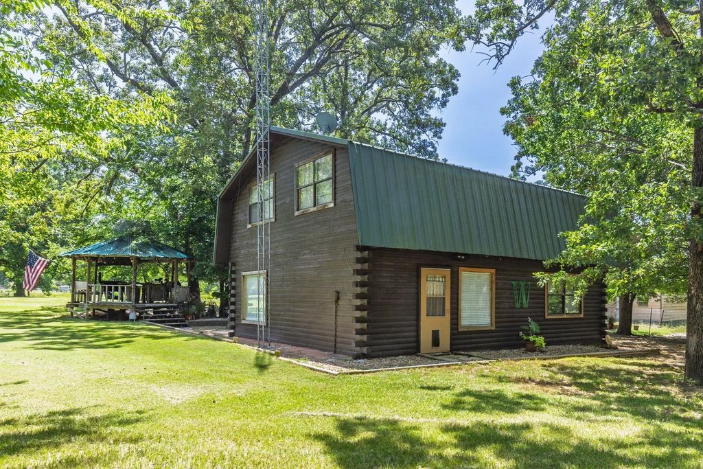 245 County Road 1689, Alba