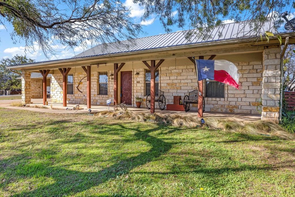 2702 Sky Harbour Drive, Granbury