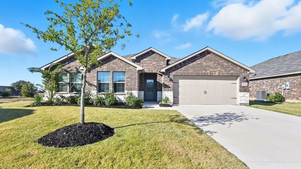 1913 Heritage Court, Cleburne
