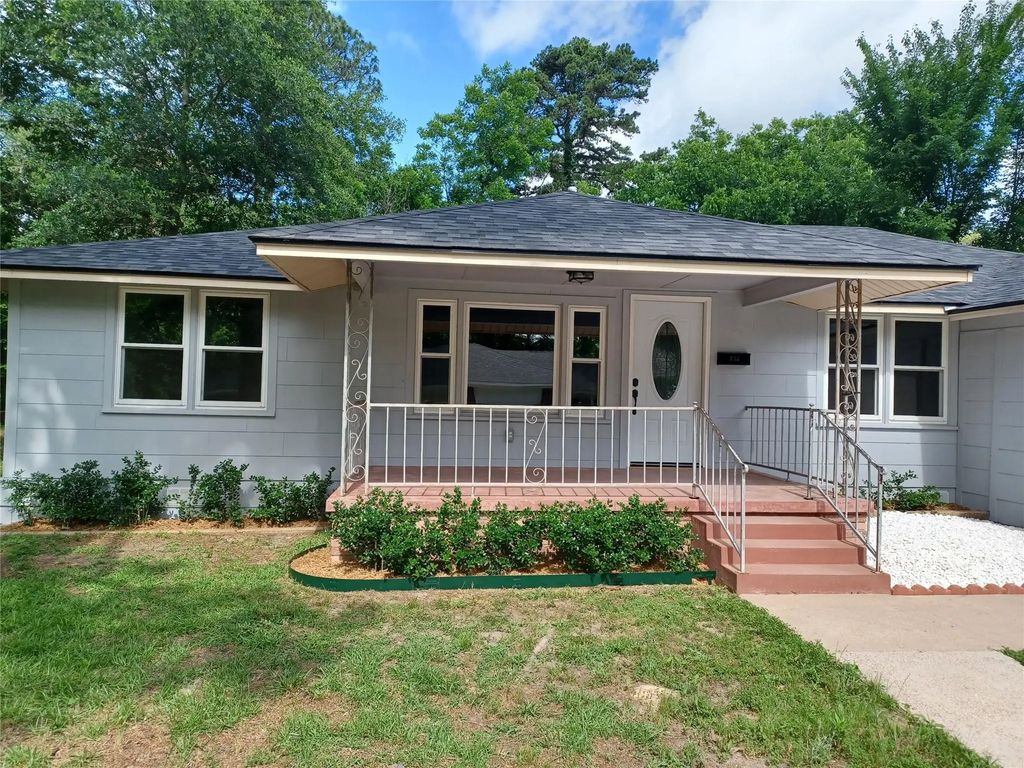 223 Cheek Street, Mineola