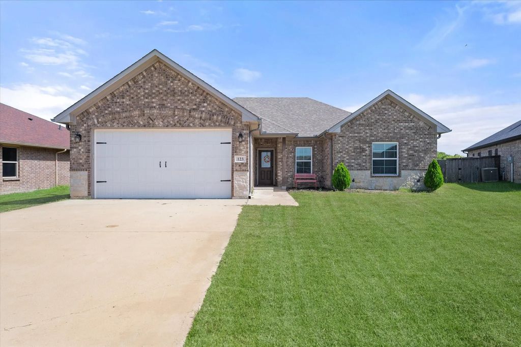 123 Oak Springs Loop, Mabank