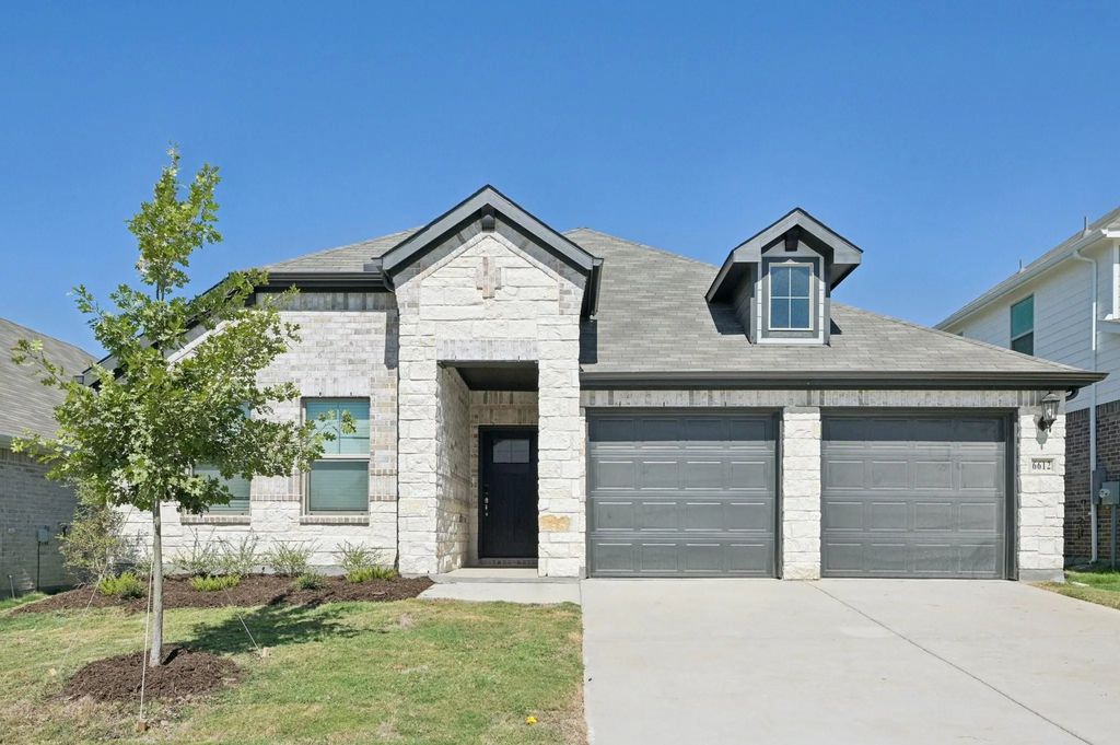 6612 Valley Lake Lane, Fort Worth