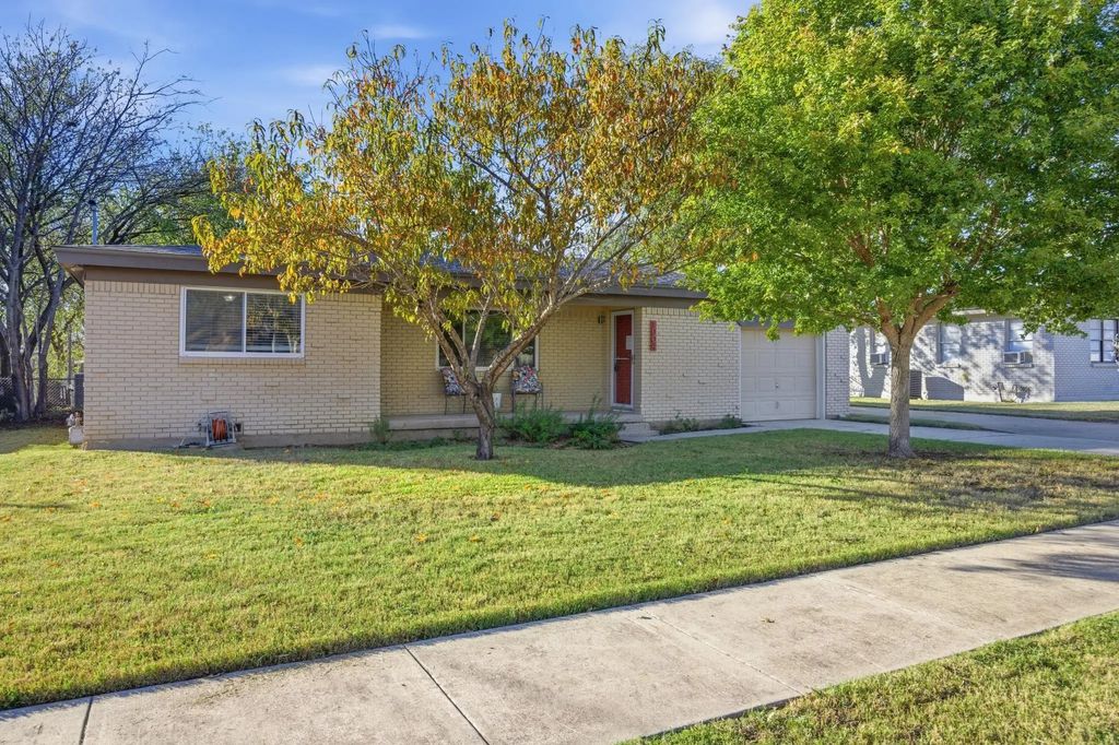 1004 Usher Street, Benbrook