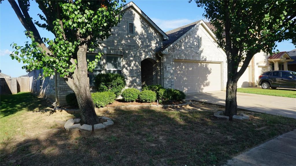 809 Bee Creek Lane, Fort Worth