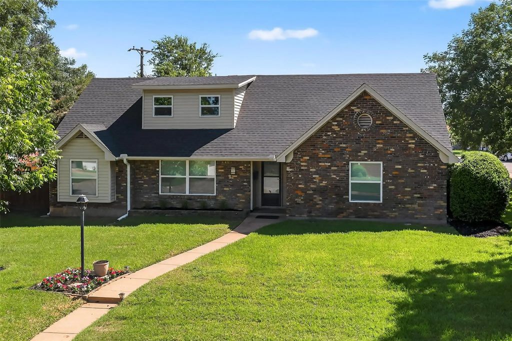 921 Blue Lake Drive, Fort Worth