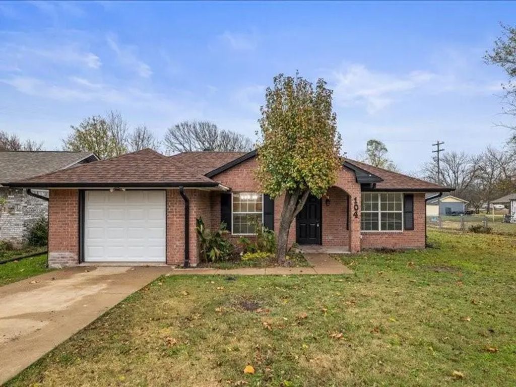 104 S Poplar Street, Leonard