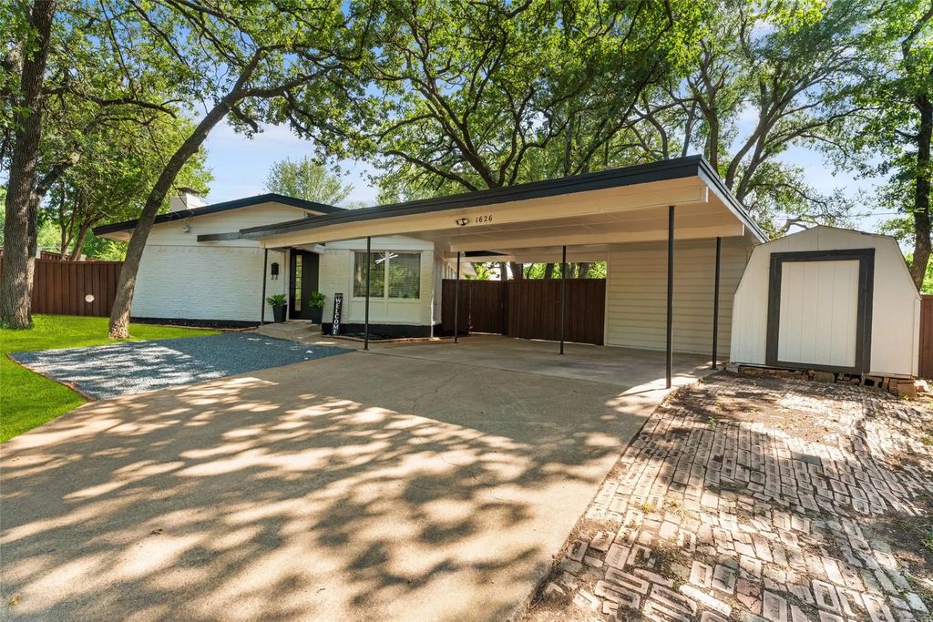 1626 Fair Court, Irving