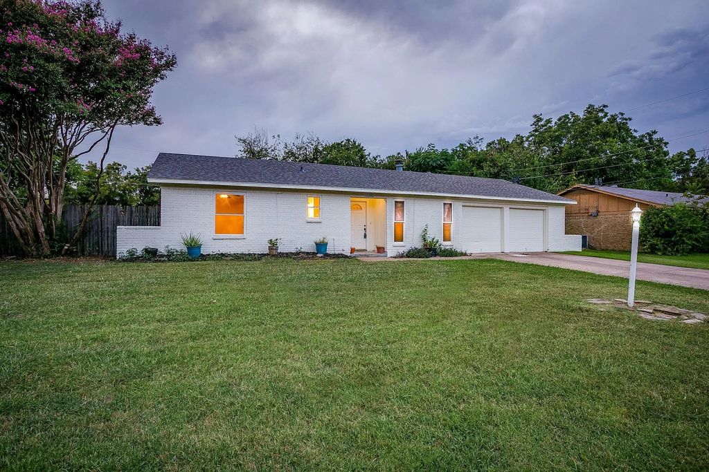 1132 John Reagan Street, Benbrook