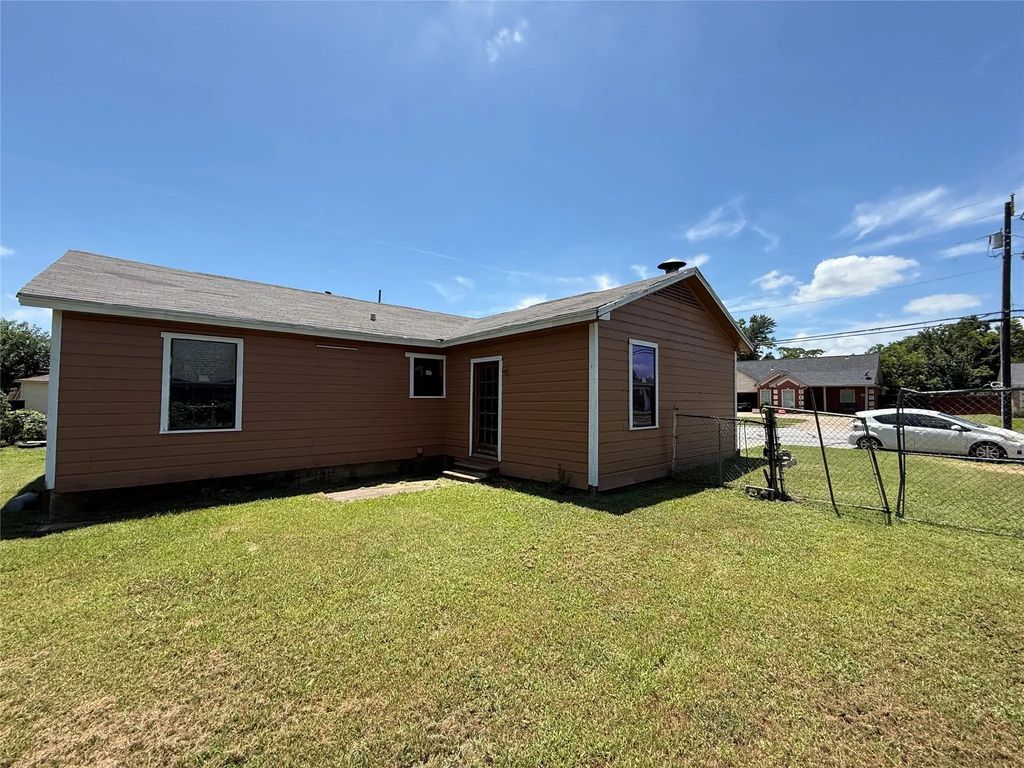 915 S Rockwall Avenue, Terrell