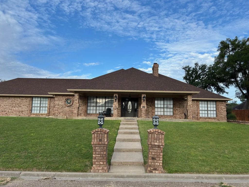 410 Oak Crest, Clifton