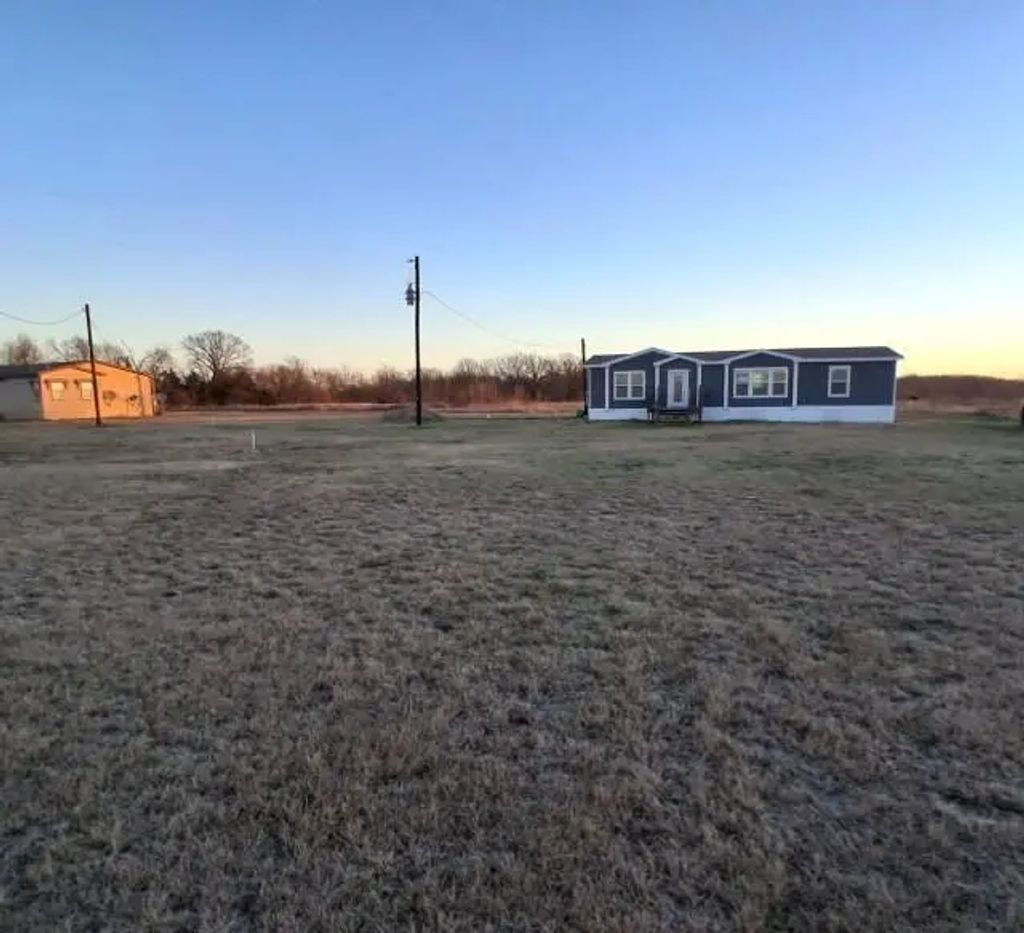 136 County Road 44480, Paris
