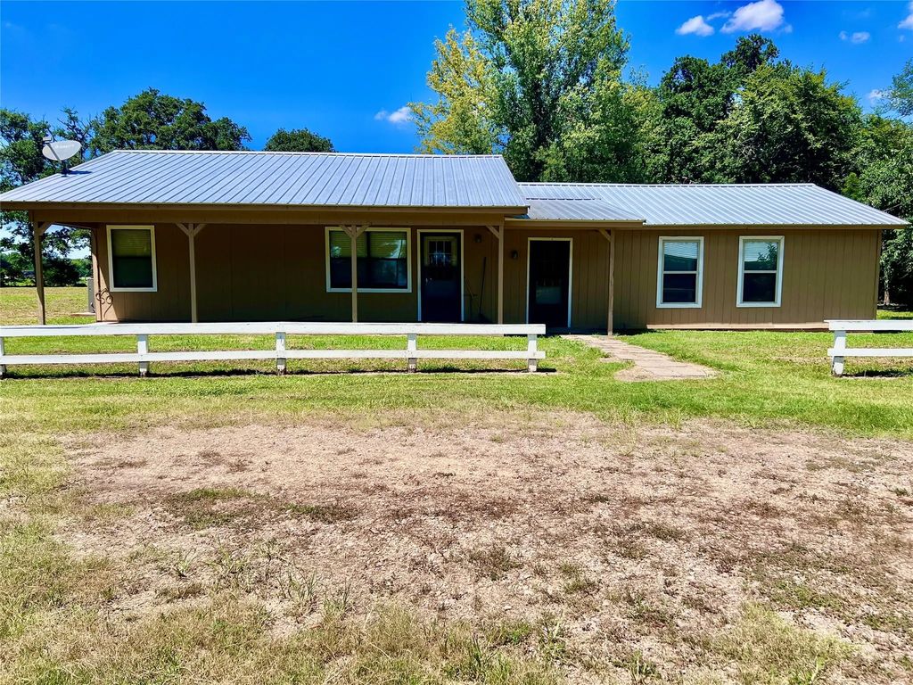 6903 Farm Road 1498, Paris