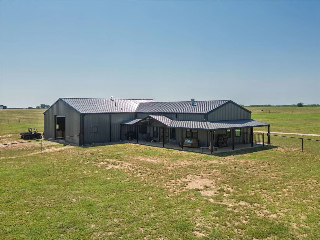 5543 Gray Road, Nocona
