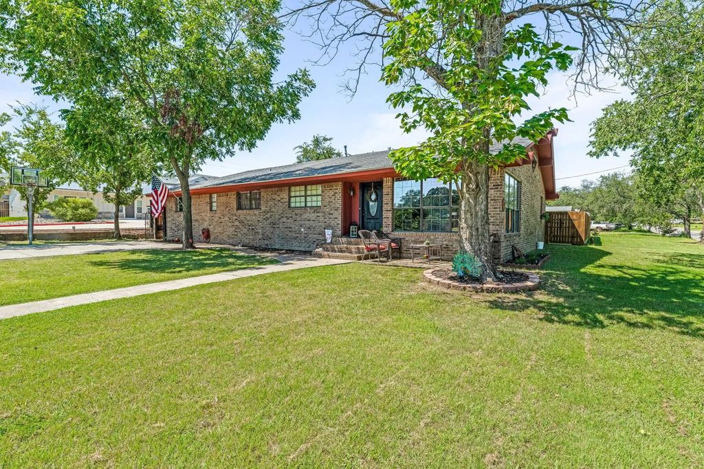 810 Alexander Road, Stephenville