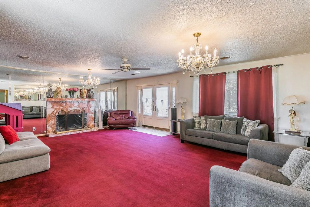6207 Lyndon B Johnson Freeway, Dallas