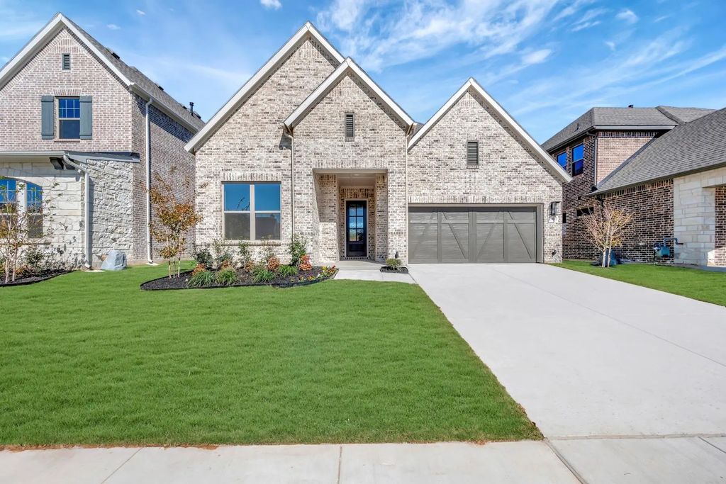2901 Long Trail, Mansfield