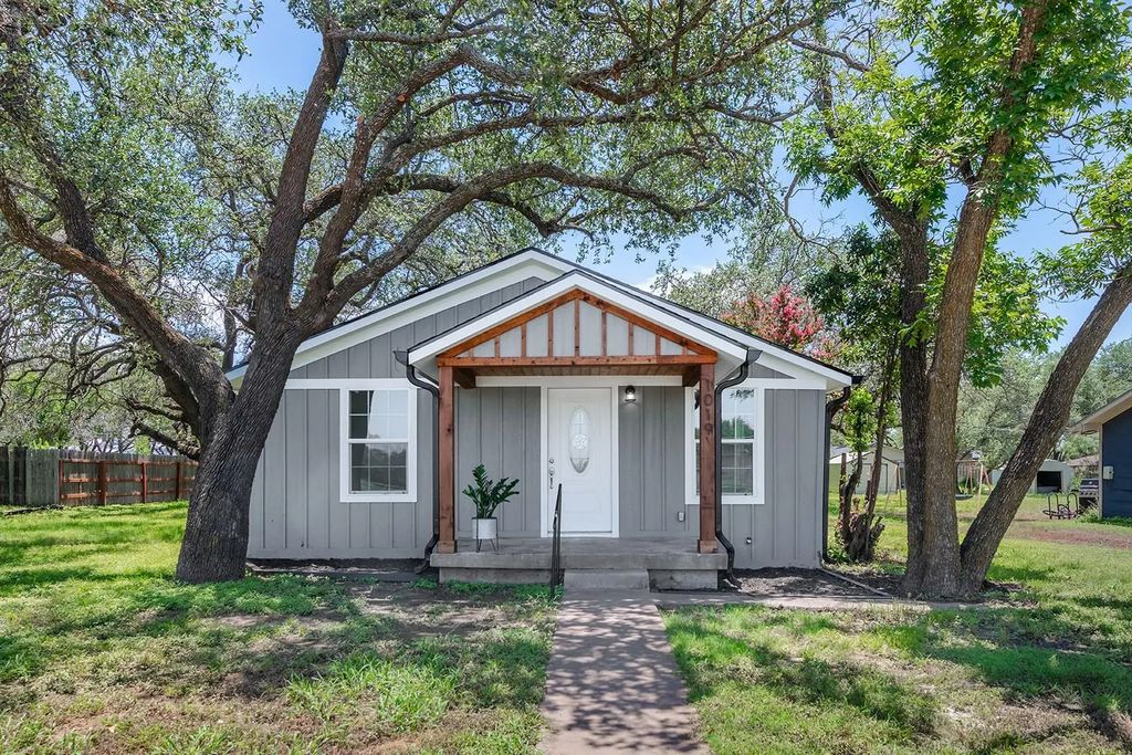 1019 W 11 Street, Brady