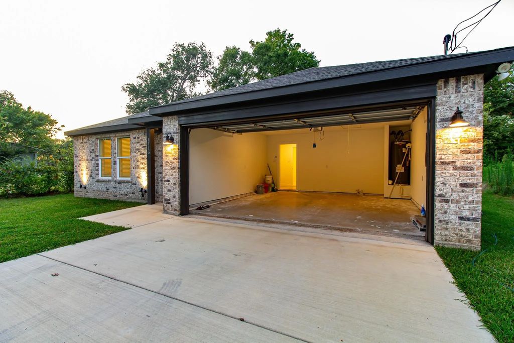 1116 Kingsway, Tool