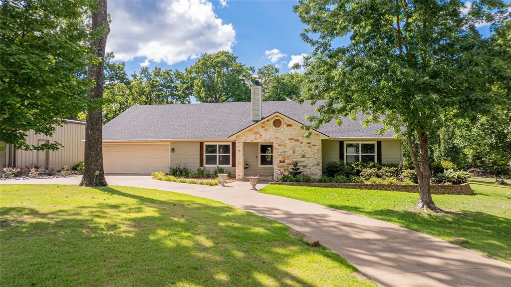 303 County Road 2310, Mineola