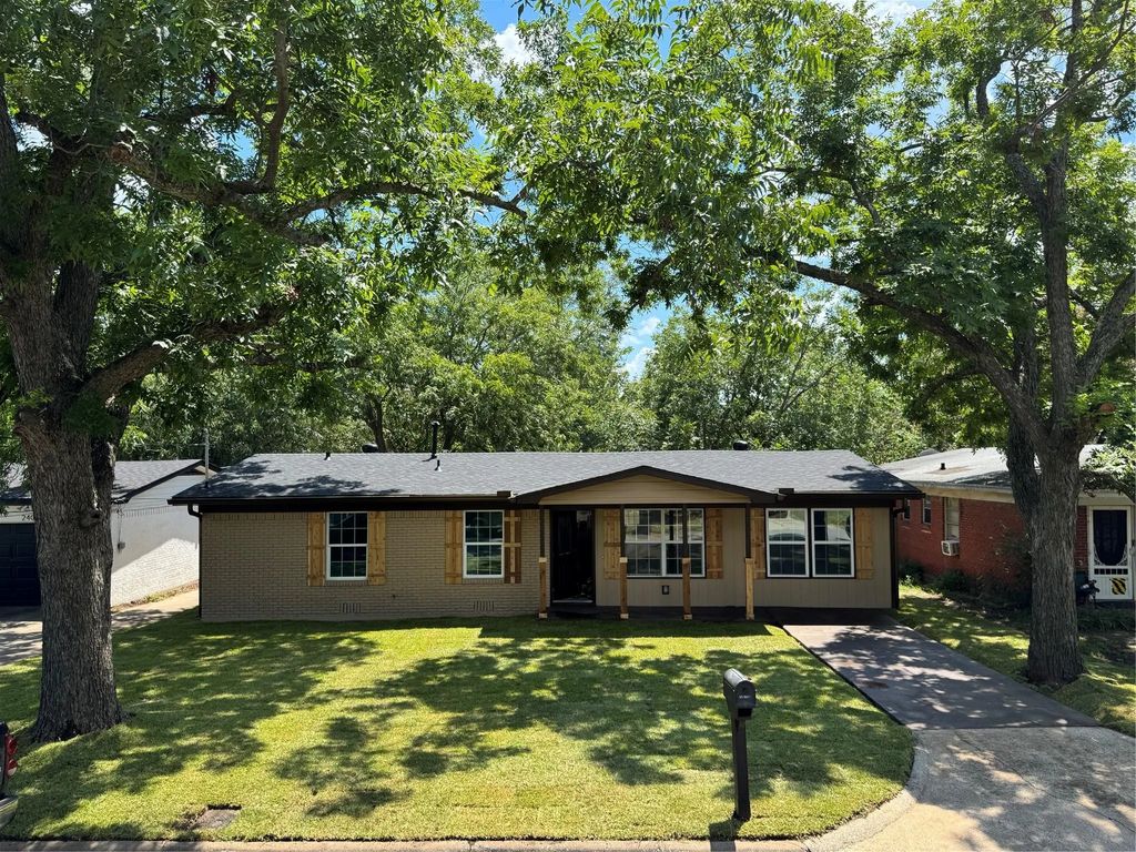 2408 Debra Avenue, Denison