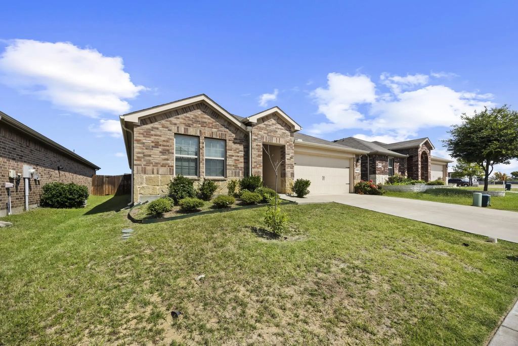 2302 Broken Bow Trail, Crandall