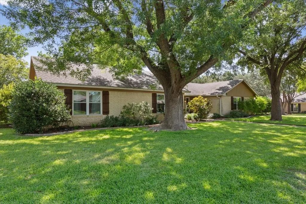 601 Ivy Ann Drive, Woodway