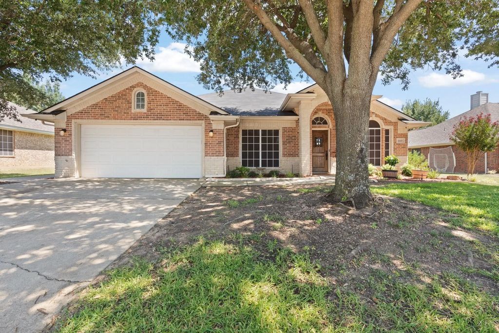 1117 Sw Hillside Drive, Burleson