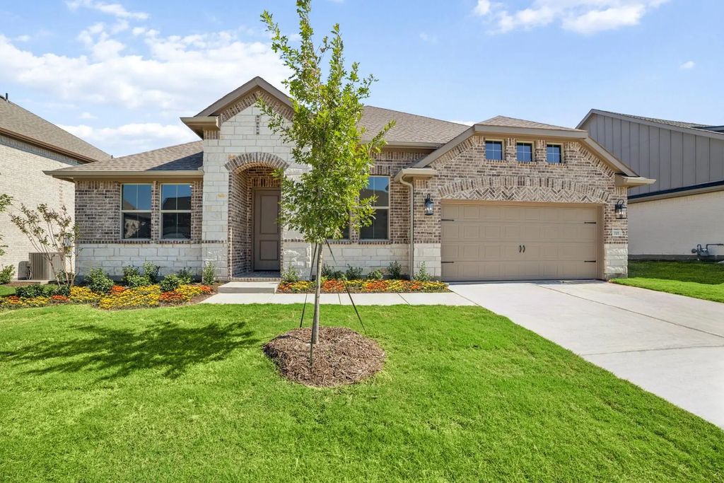 727 Emerald Heights, Lavon