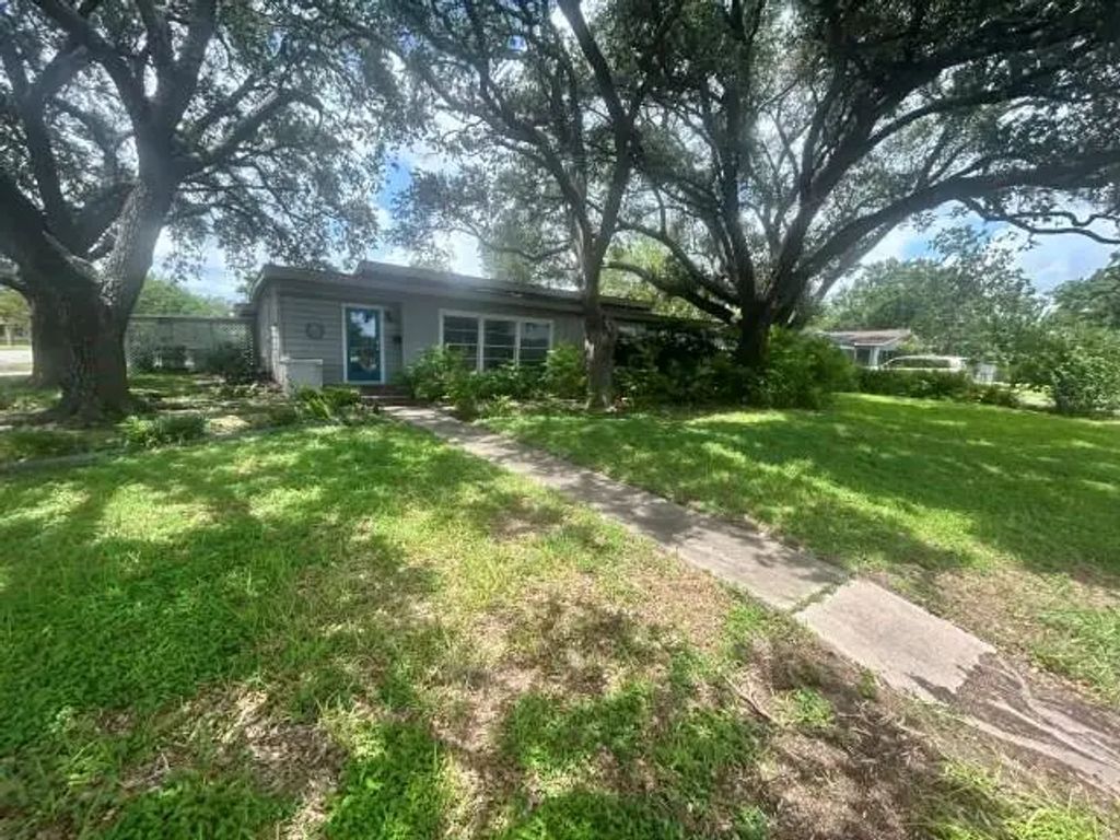 702 E Mesquite Lane, Victoria