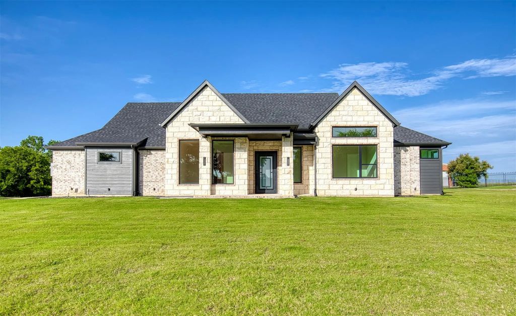 1376 Shadow Lakes Drive, Wills Point
