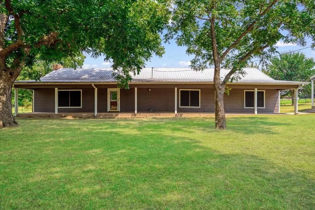 1578 County Road 1240, Savoy