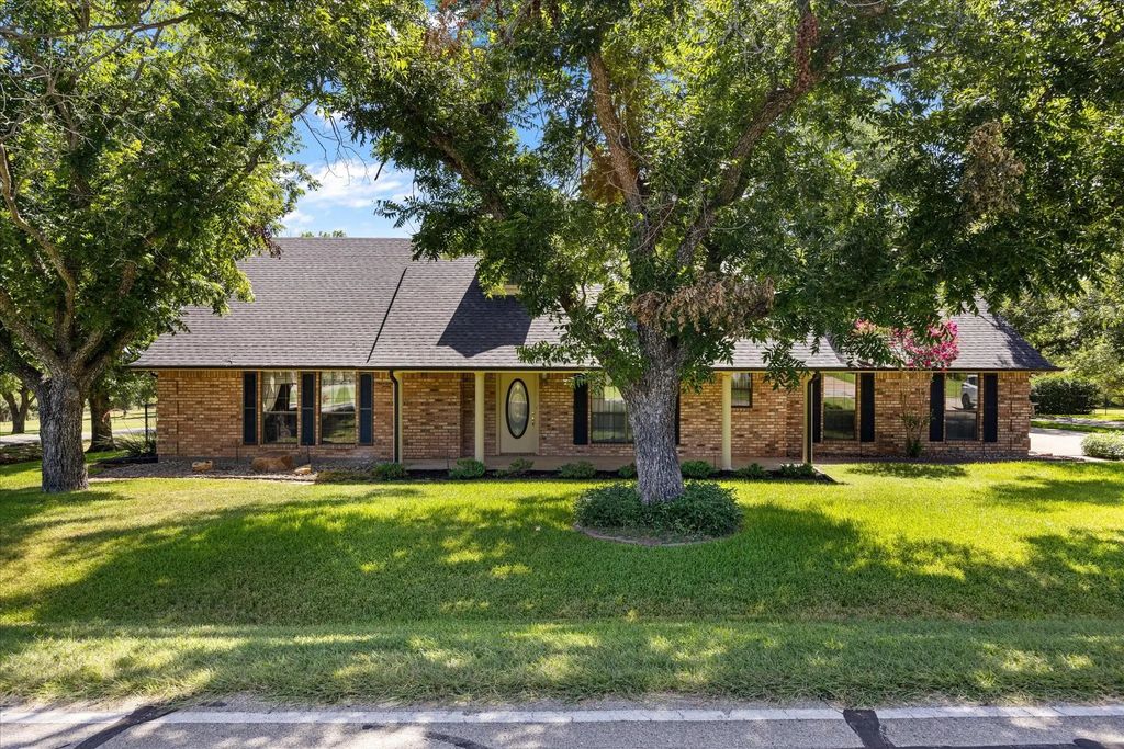 8901 Magnolia Vale Drive, Granbury
